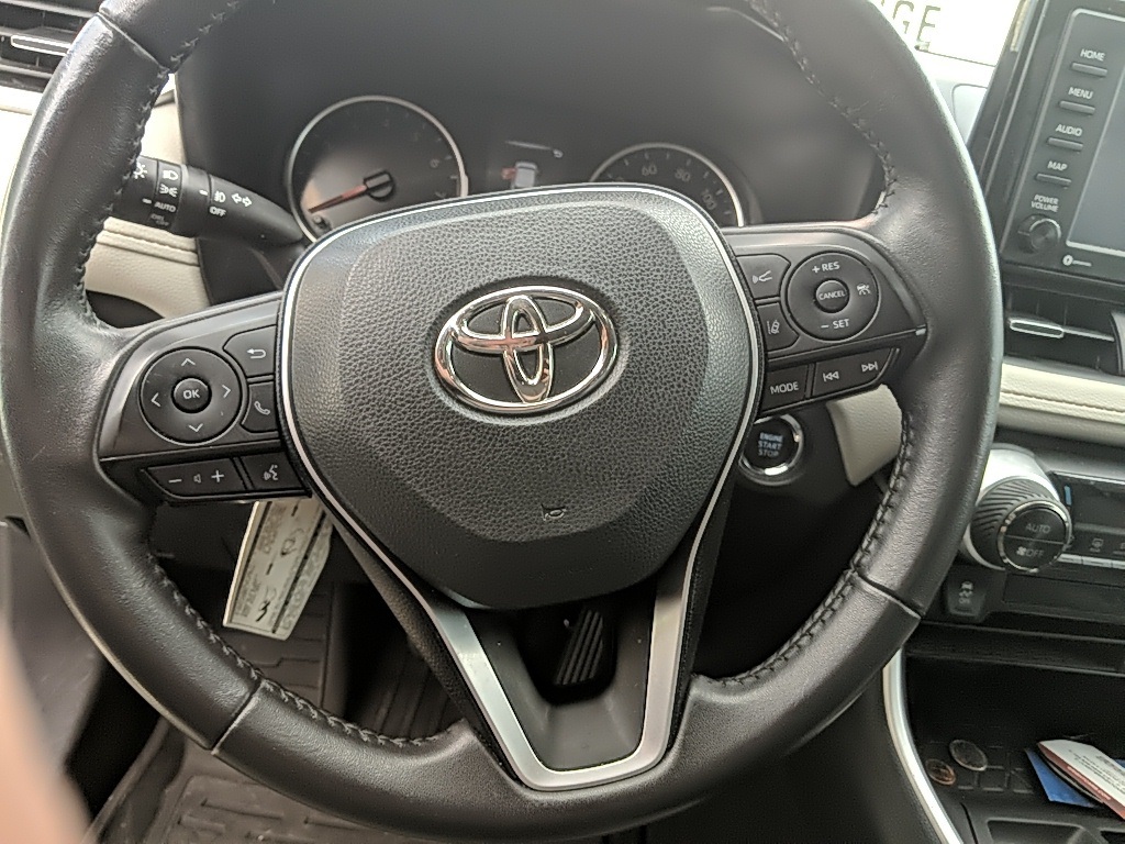 2022 Toyota RAV4 XLE Premium photo 10