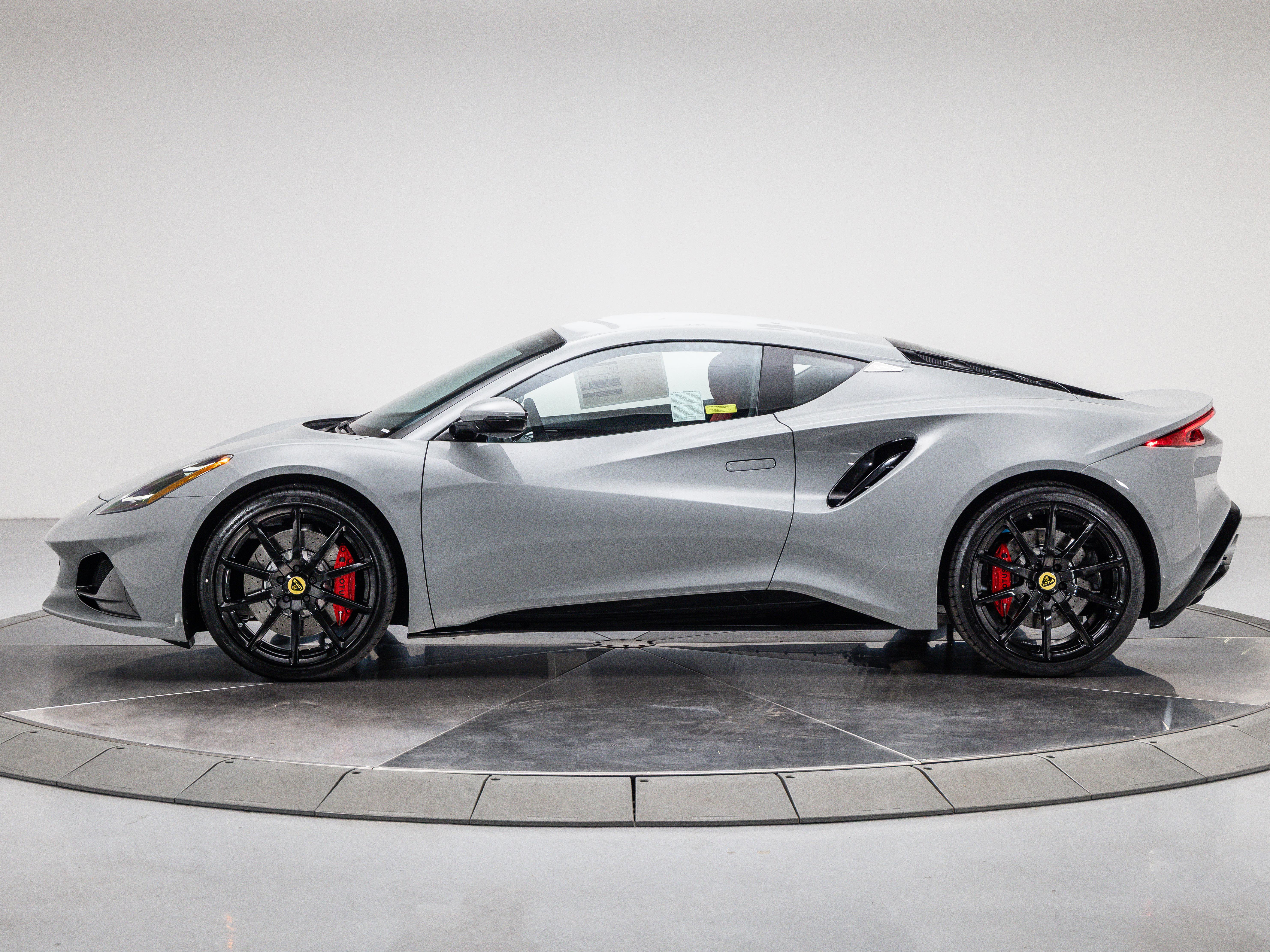 2025 Lotus Emira Base photo 2