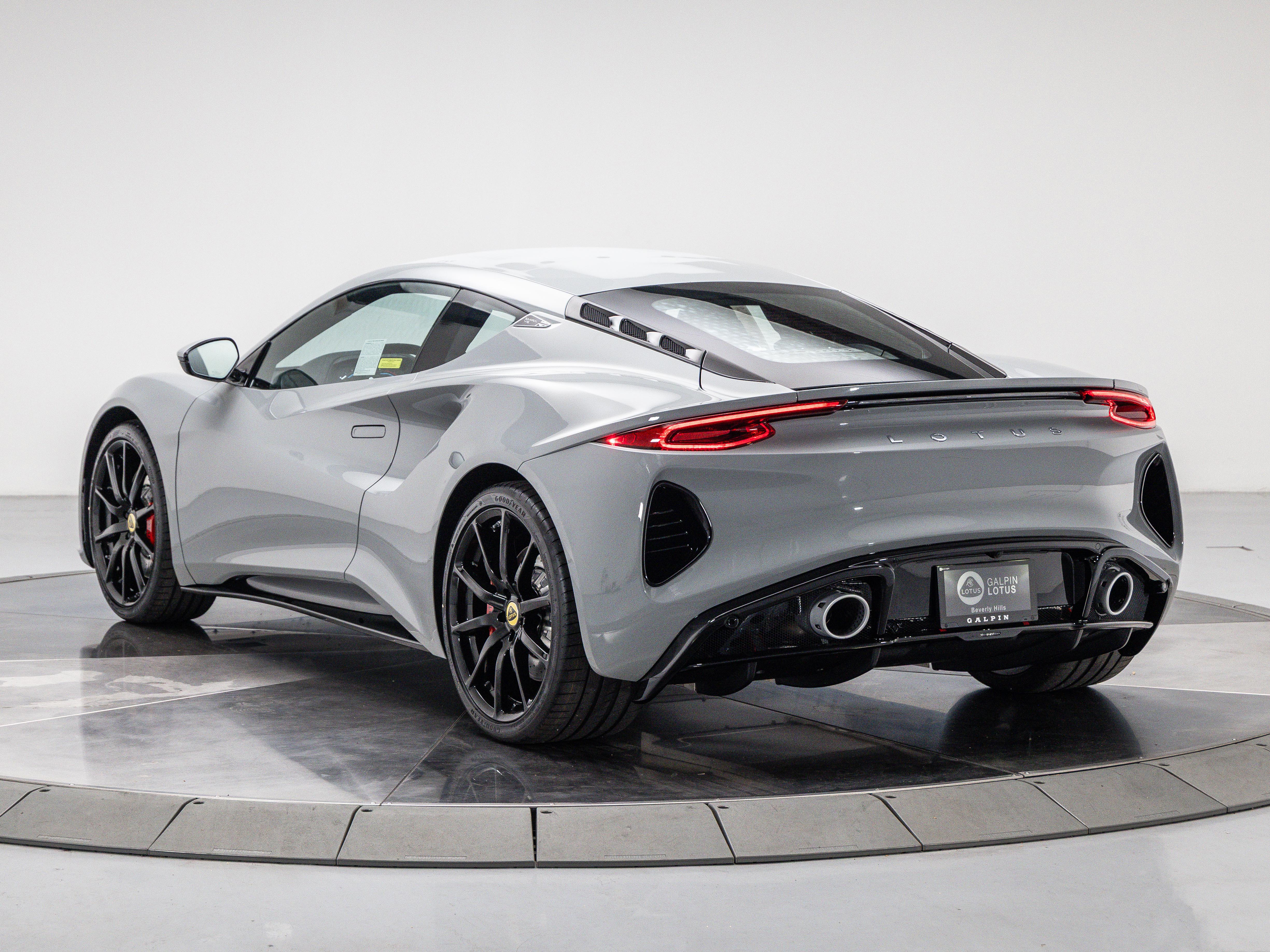 2025 Lotus Emira Base photo 3