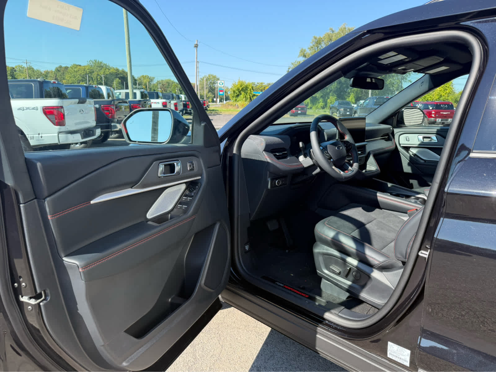 2025 Ford Explorer ST photo 4