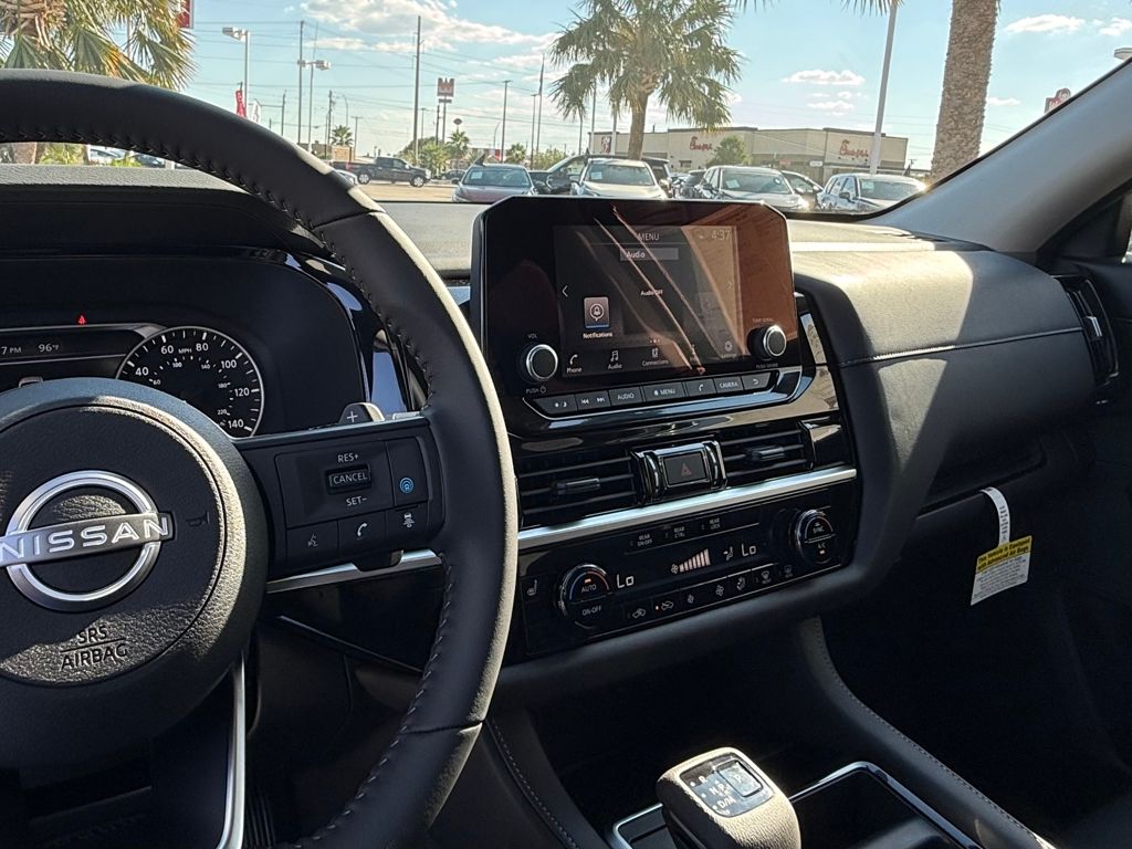 2025 Nissan Pathfinder SV photo 4