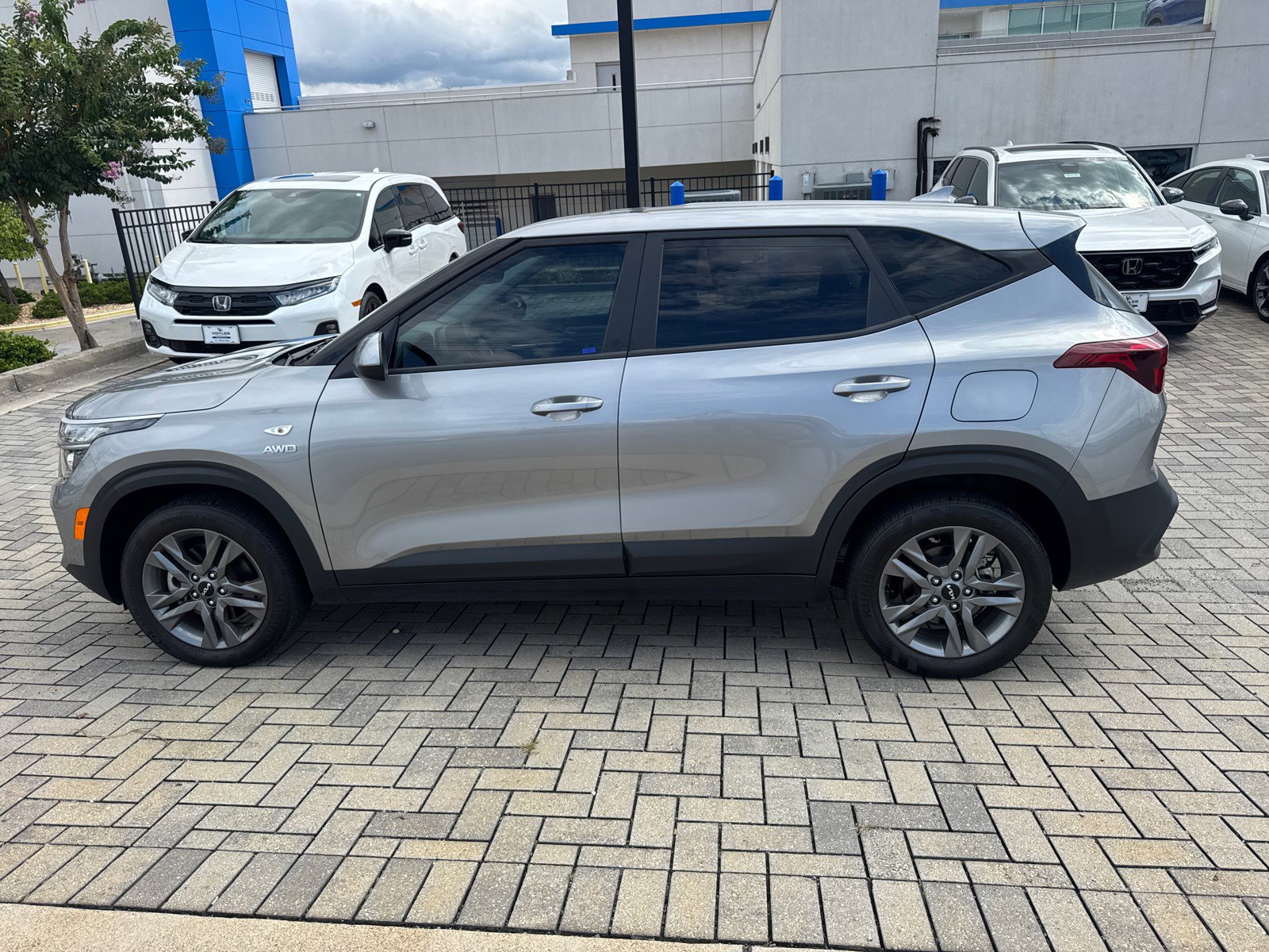 2023 Kia Seltos LX photo 2