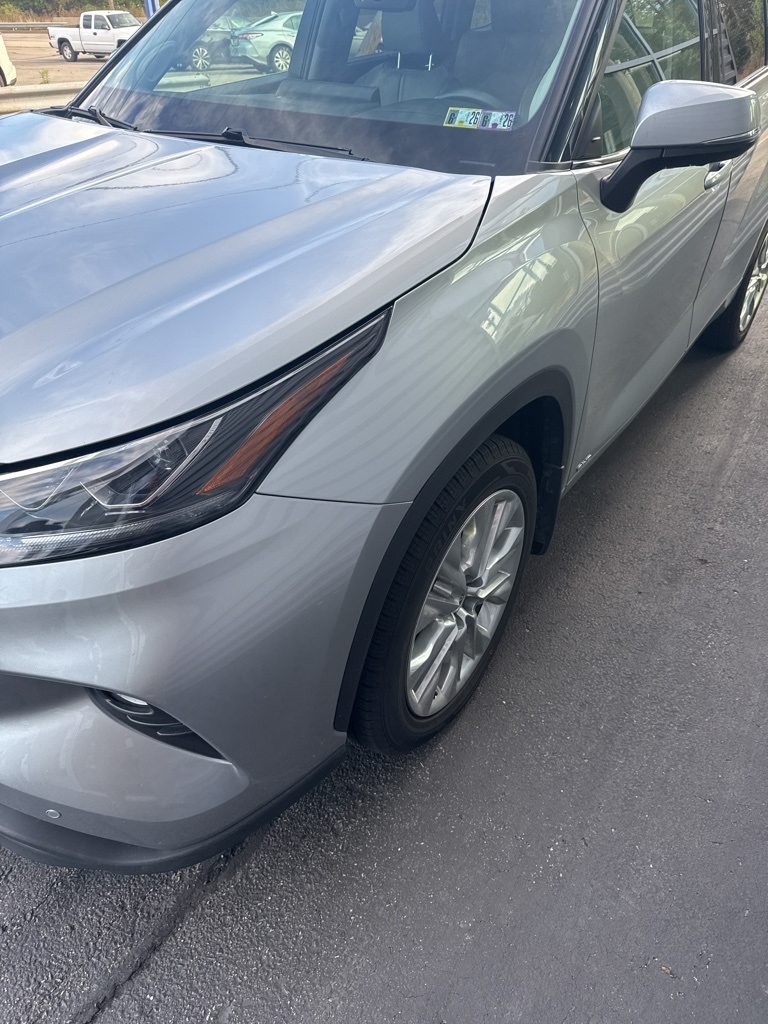 2022 Toyota Highlander Hybrid Limited photo 2