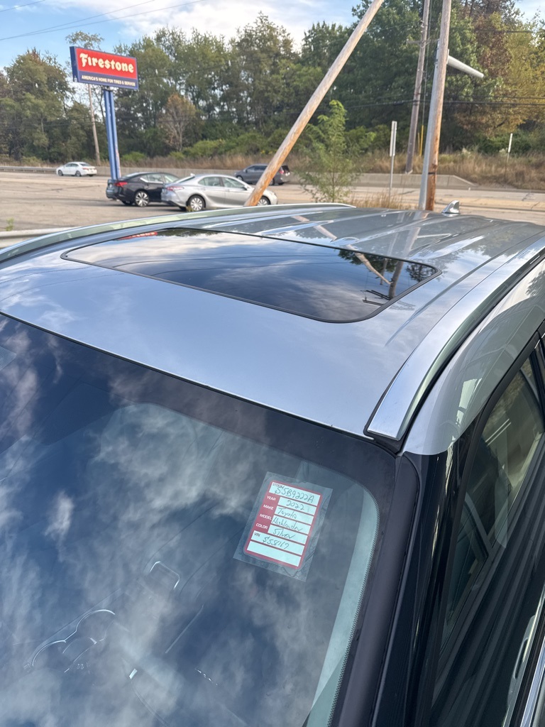 2022 Toyota Highlander Hybrid Limited photo 3