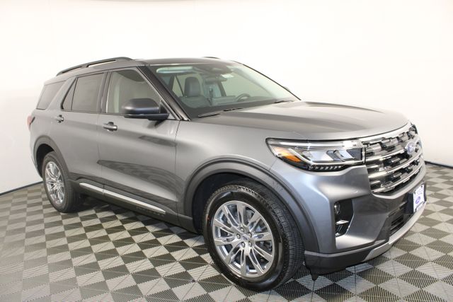 2025 Ford Explorer photo 2