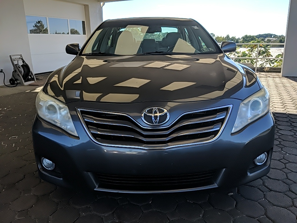 2010 Toyota Camry XLE photo 2