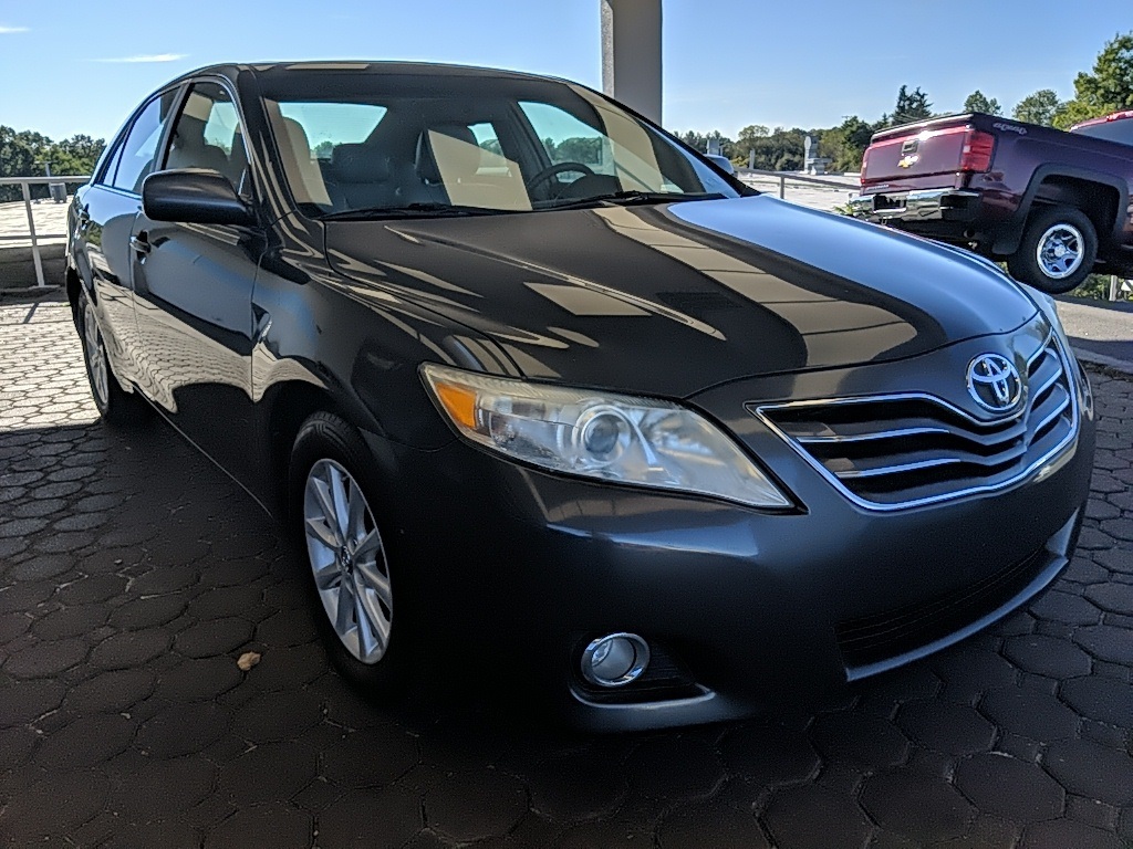 2010 Toyota Camry XLE photo 3