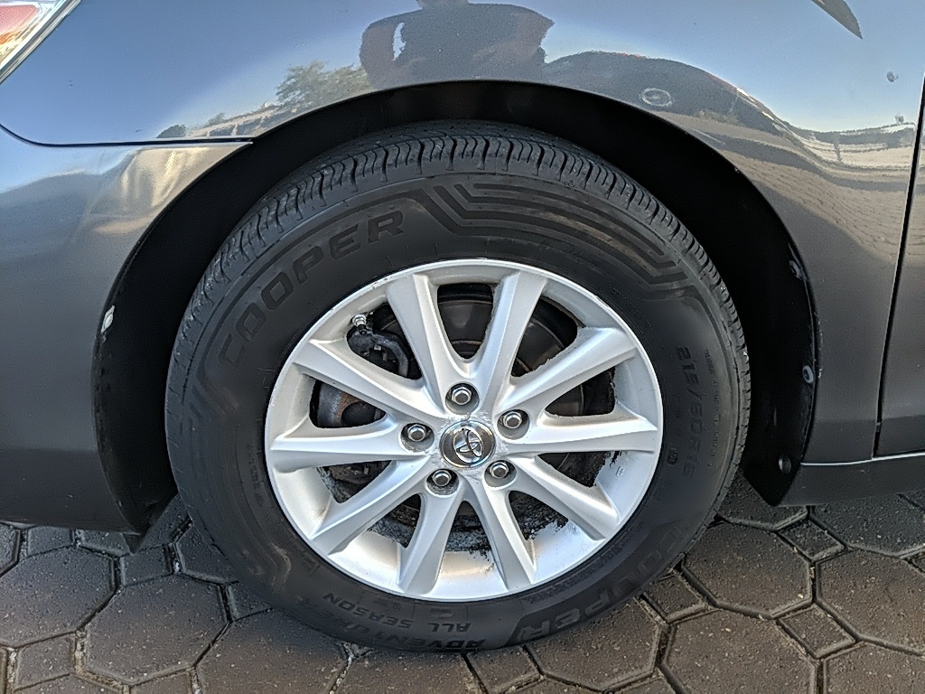 2010 Toyota Camry XLE photo 9