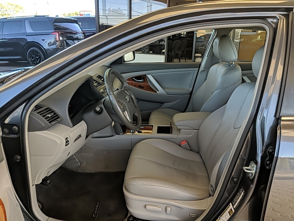 2010 Toyota Camry XLE photo 11