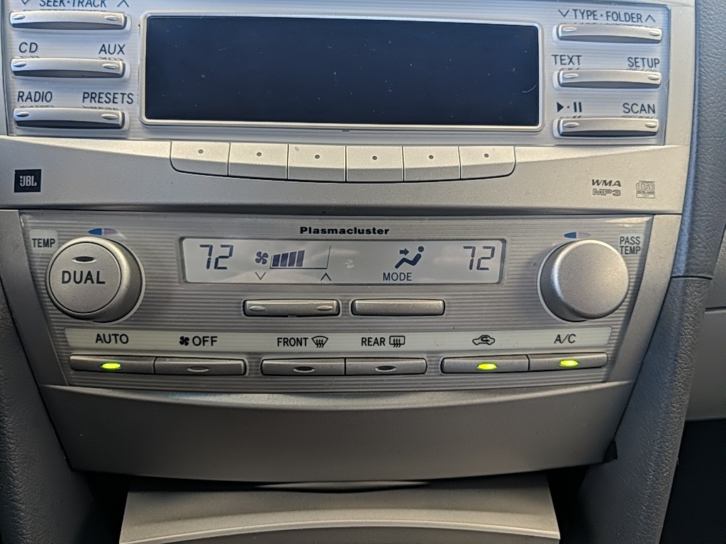 2010 Toyota Camry XLE photo 18