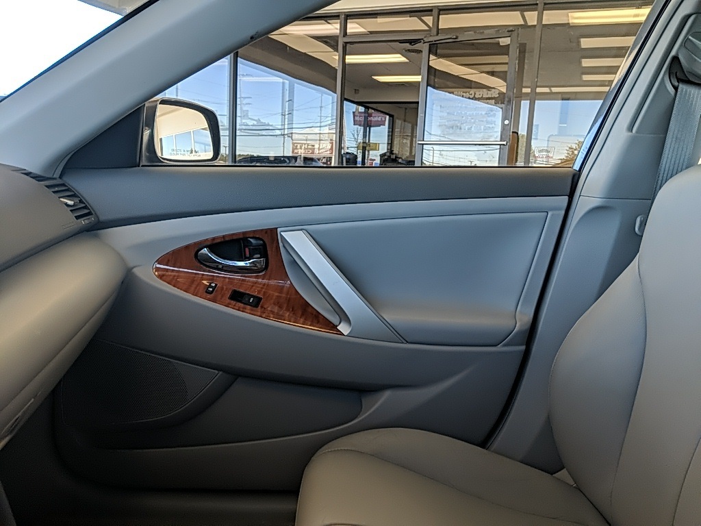 2010 Toyota Camry XLE photo 20