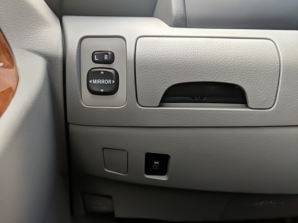 2010 Toyota Camry XLE photo 21