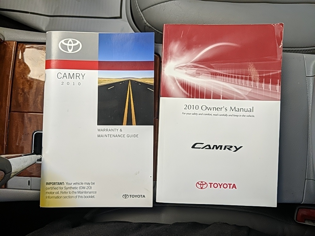 2010 Toyota Camry XLE photo 26