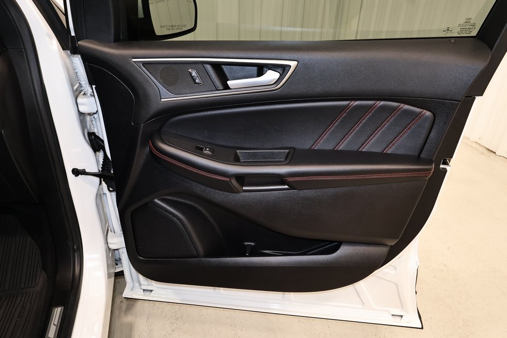 2022 Ford Edge ST photo 16