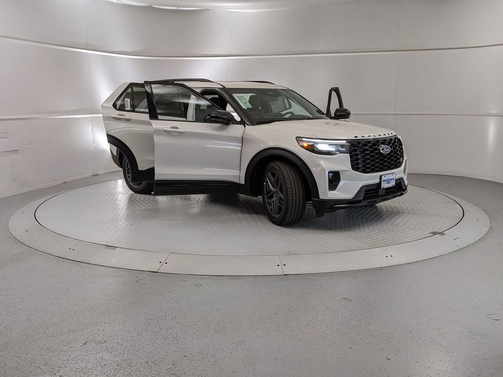 2025 Ford Explorer ST photo 4