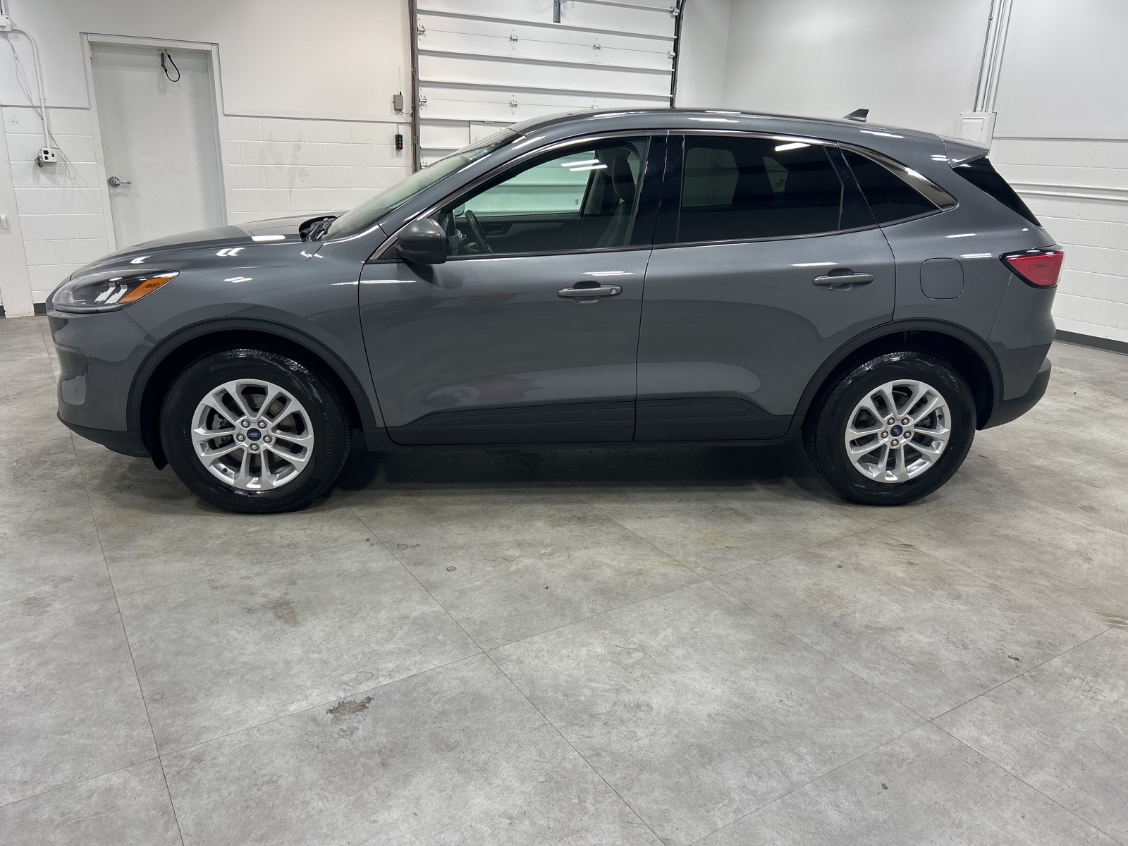 2022 Ford Escape SE photo 2