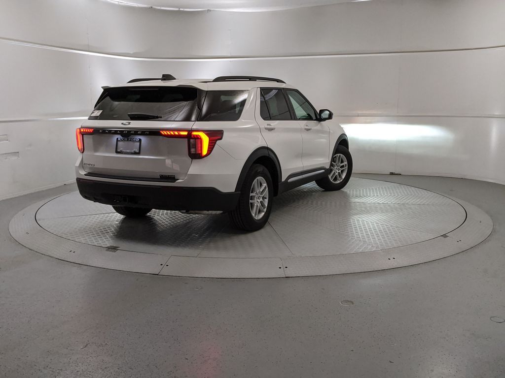 2025 Ford Explorer photo 2