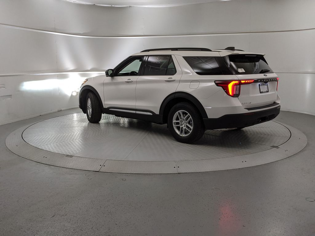 2025 Ford Explorer photo 3