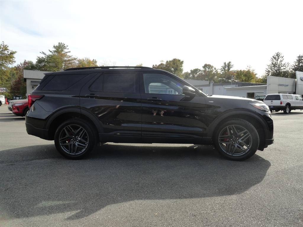2025 Ford Explorer ST-Line photo 2
