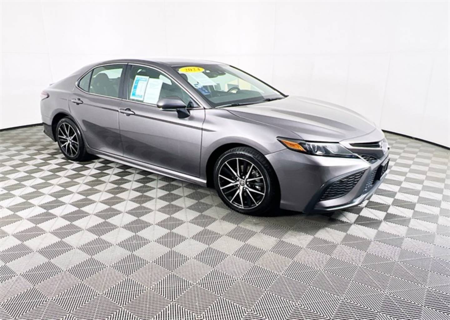 2024 Toyota Camry SE's photo