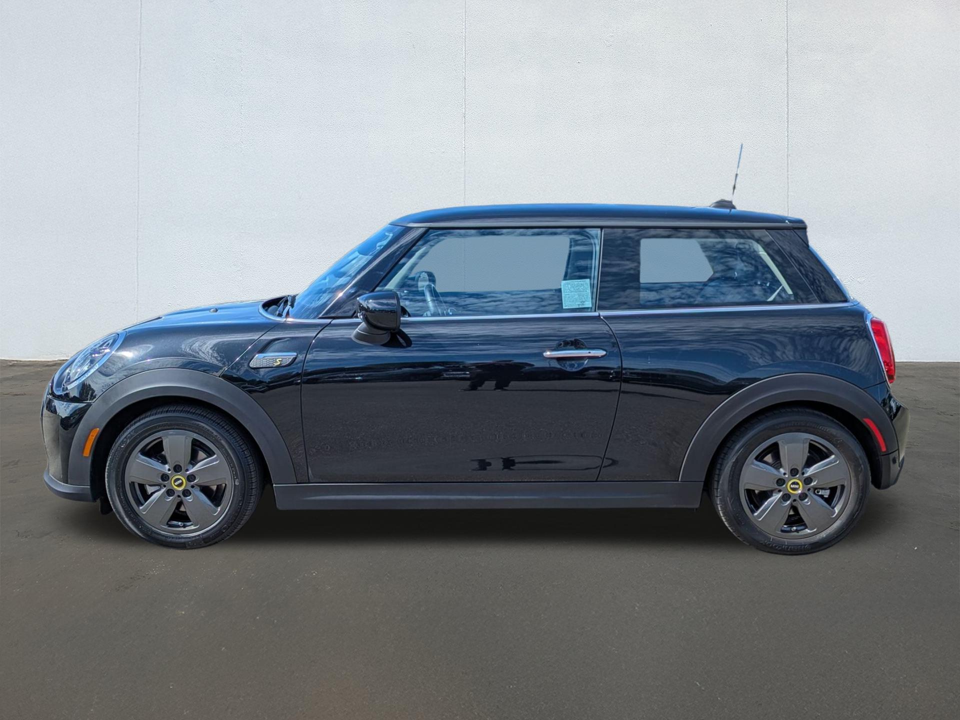 2024 Mini Cooper SE Hardtop photo 2