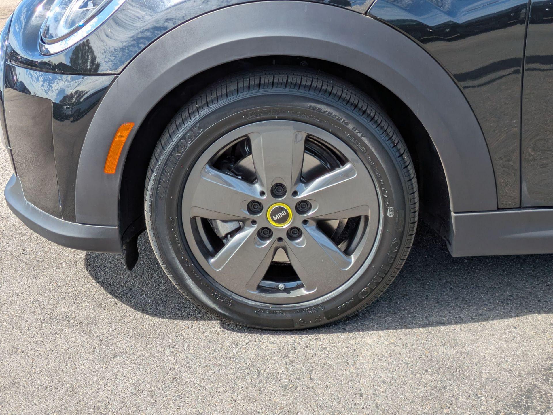 2024 Mini Cooper SE Hardtop photo 9