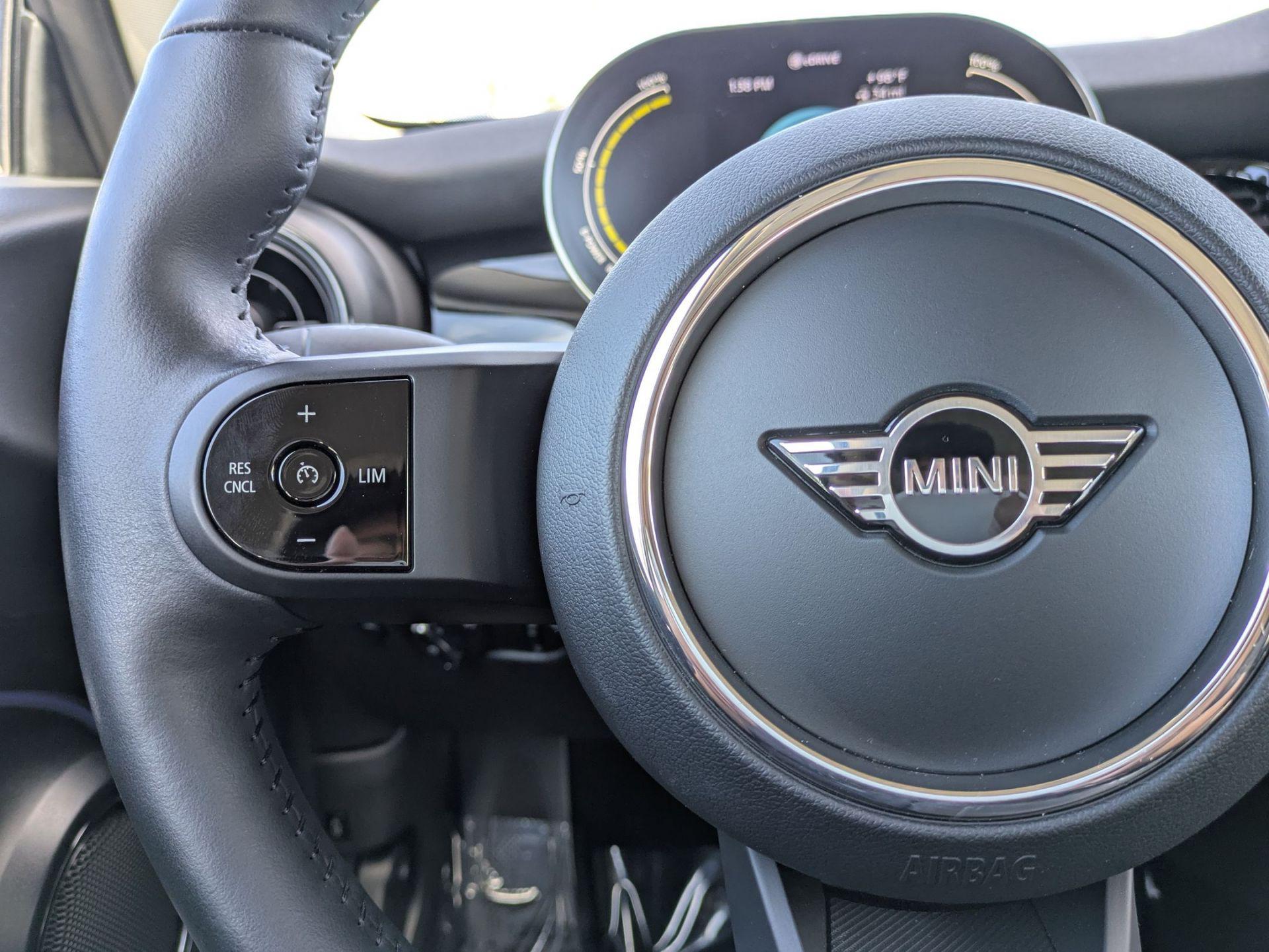 2024 Mini Cooper SE Hardtop photo 13