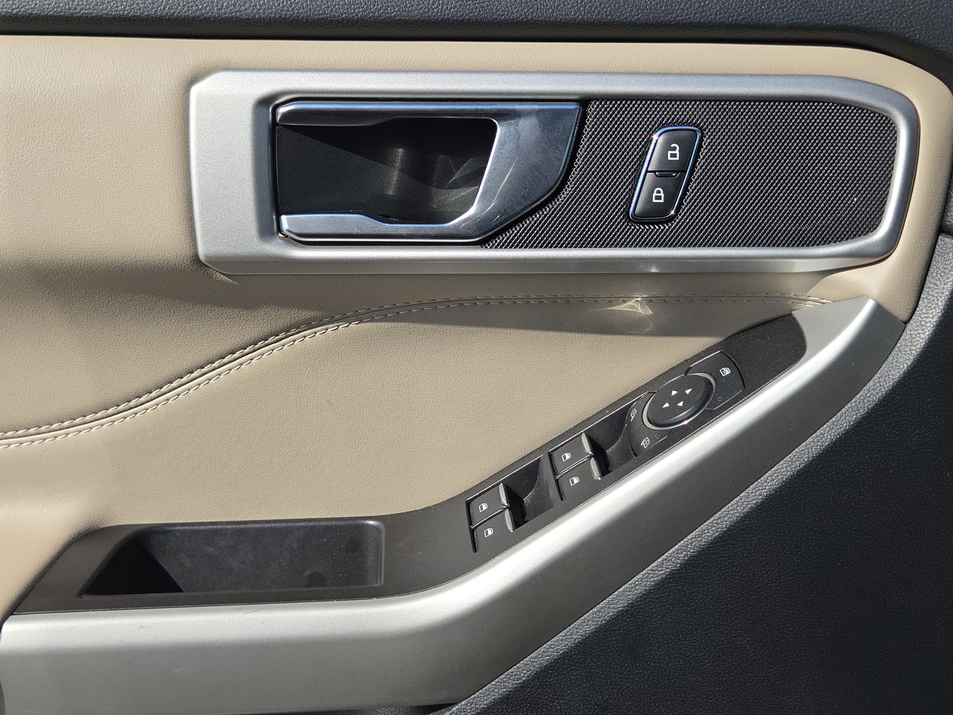 2022 Ford Explorer XLT photo 22