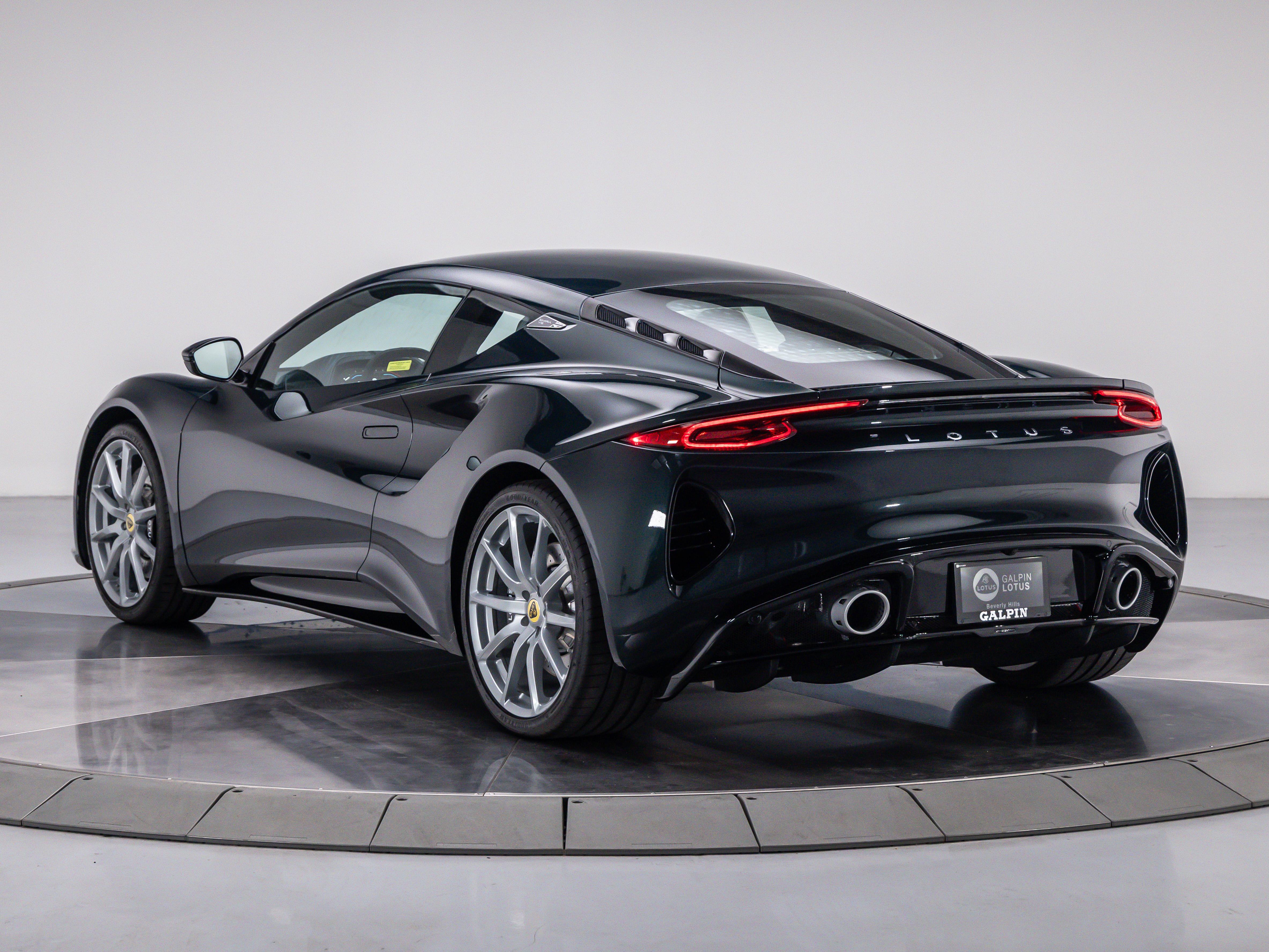 2025 Lotus Emira Base photo 3