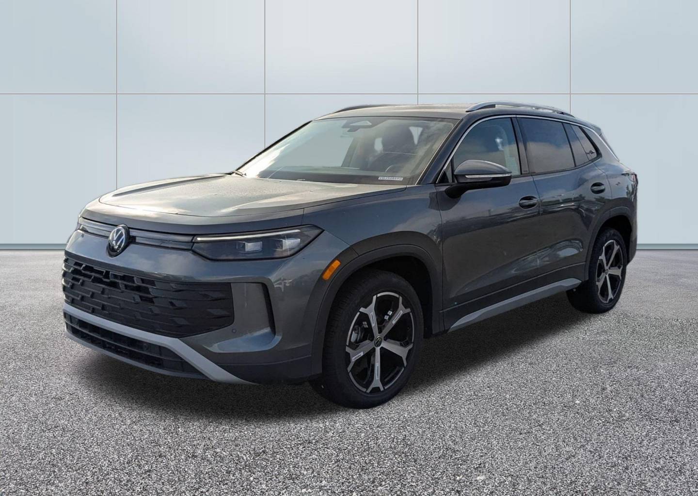 2025 Volkswagen Tiguan SE's photo