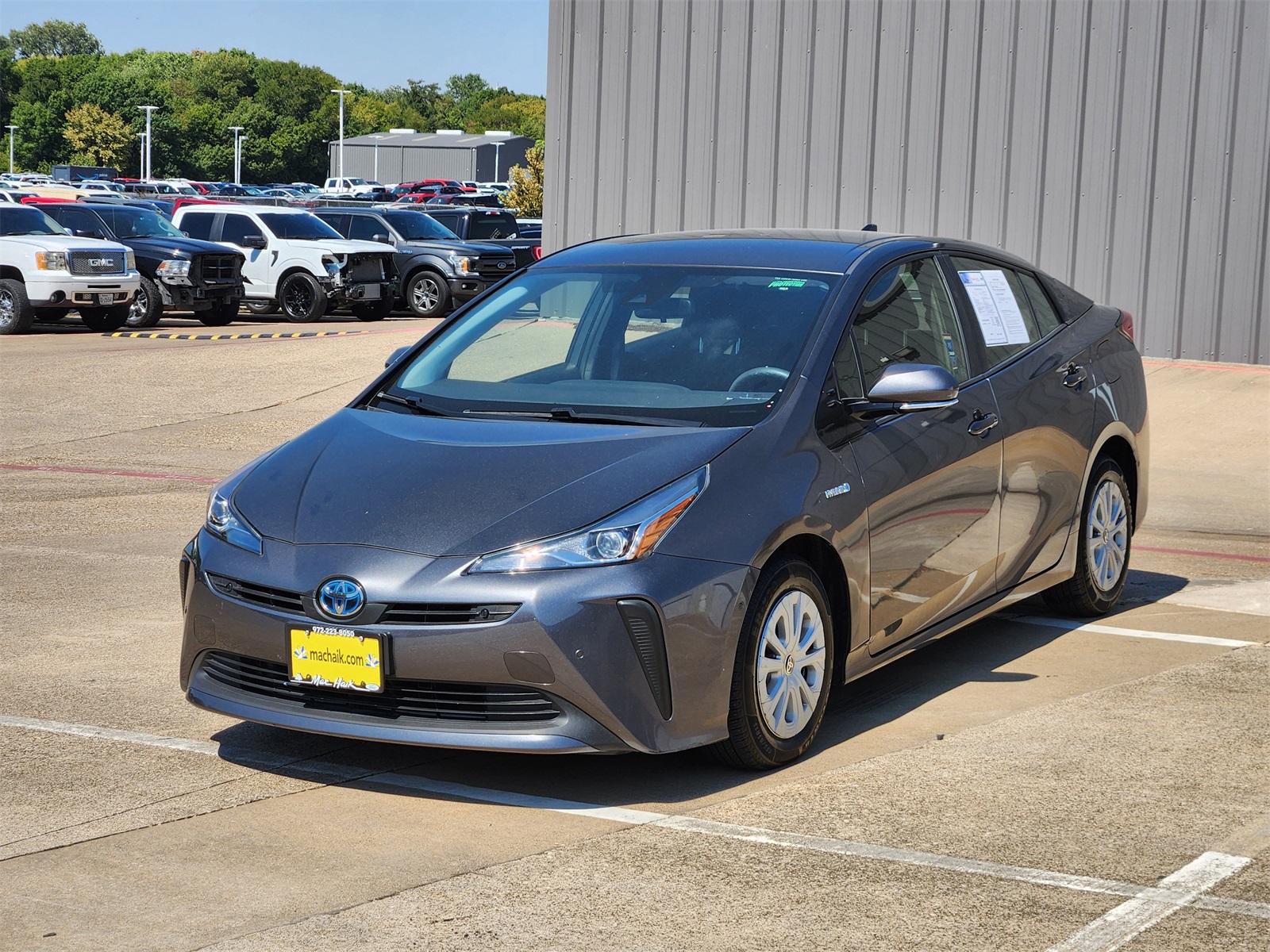 2019 Toyota Prius L photo 2