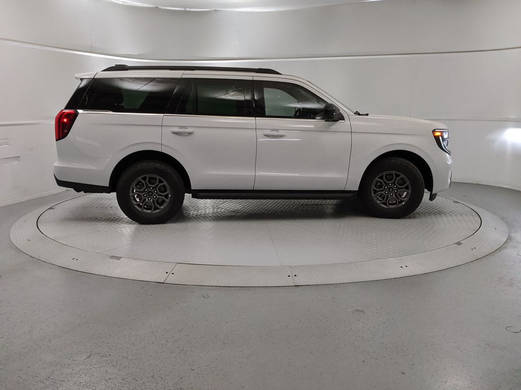 2025 Ford Expedition photo 2