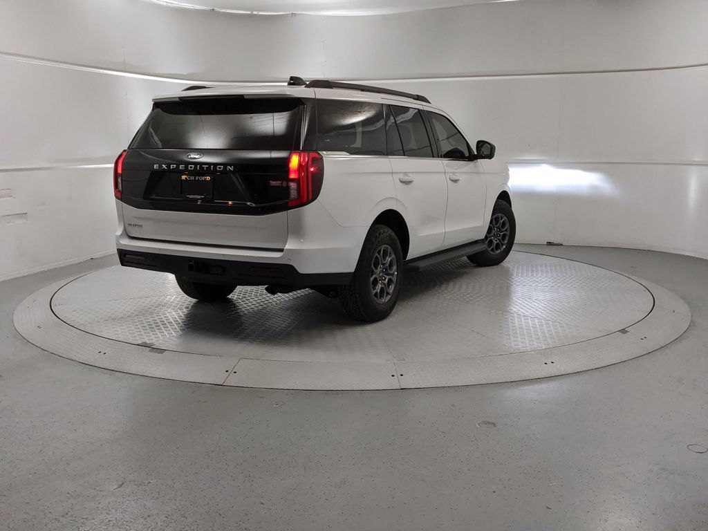 2025 Ford Expedition photo 3