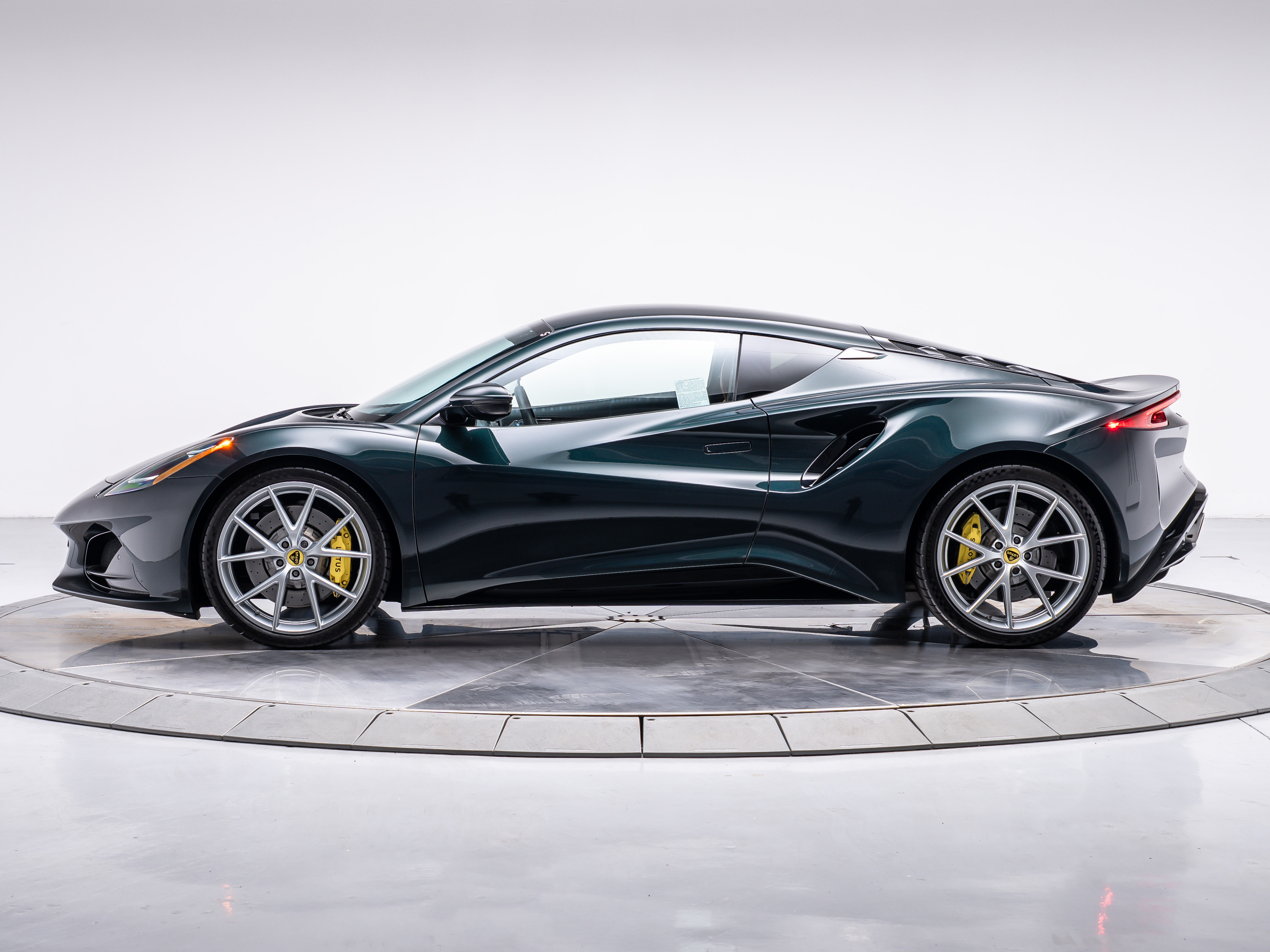 2024 Lotus Emira First Edition photo 2