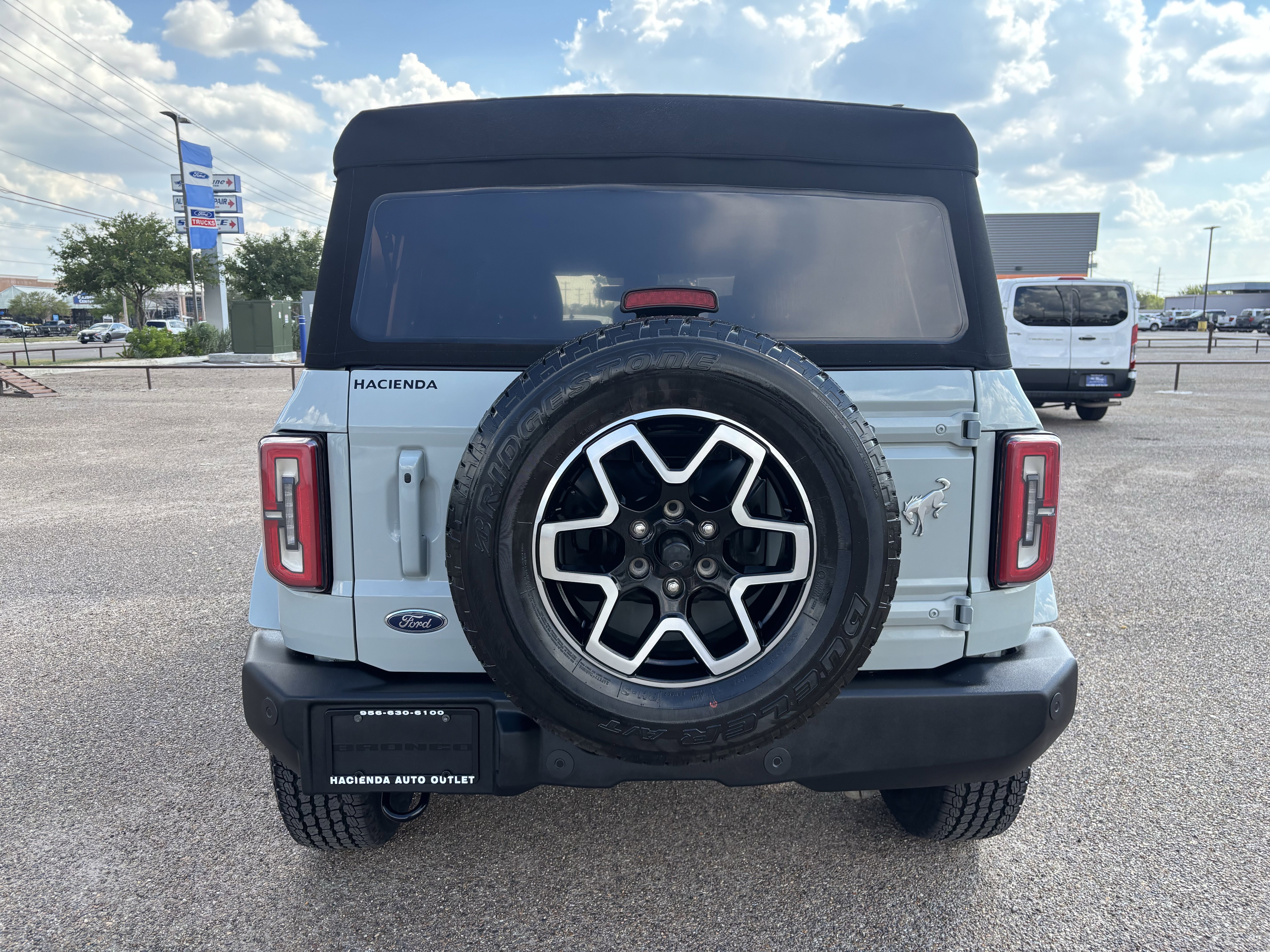 2023 Ford Bronco Outer Banks photo 2