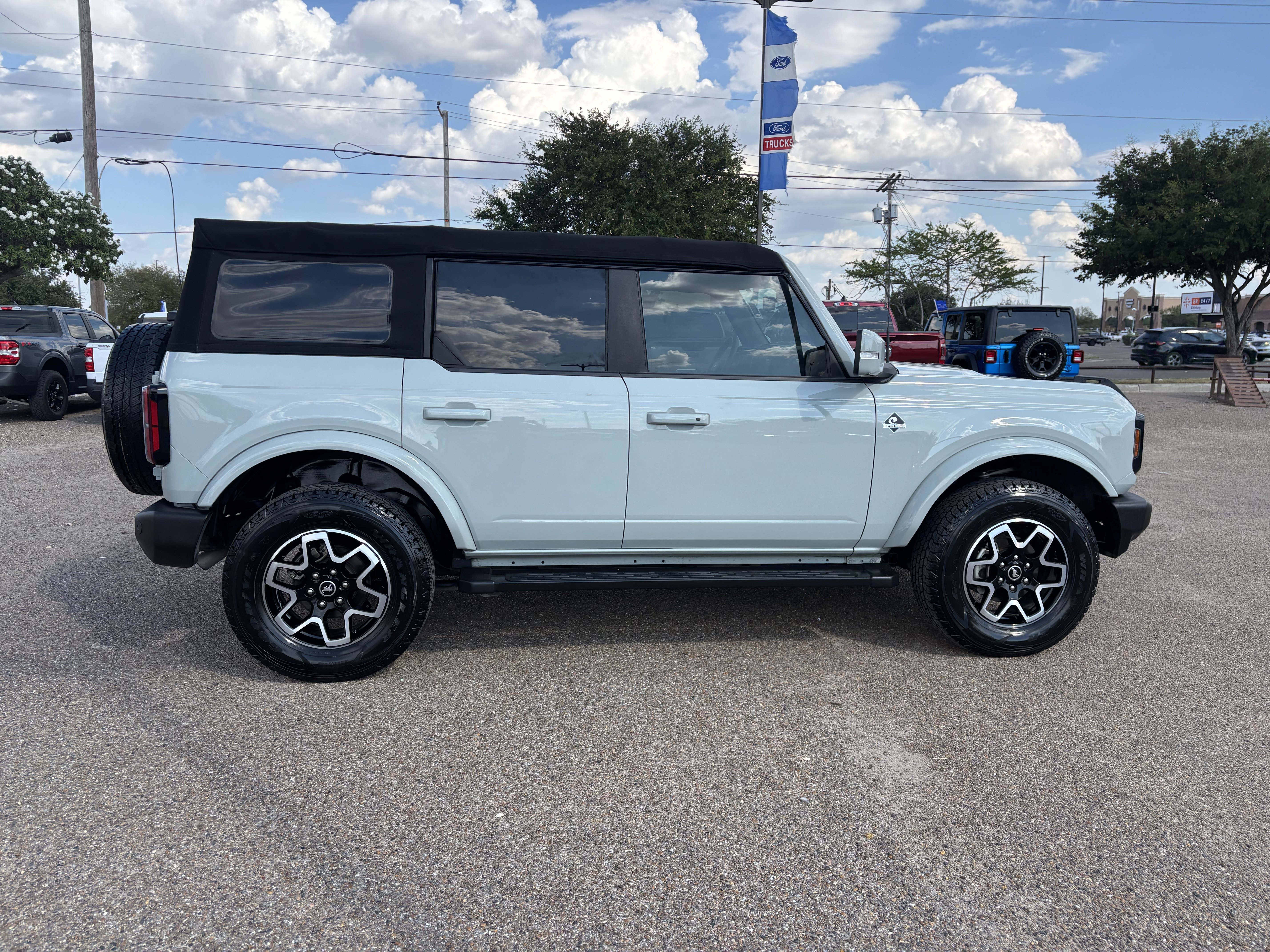 2023 Ford Bronco Outer Banks photo 3