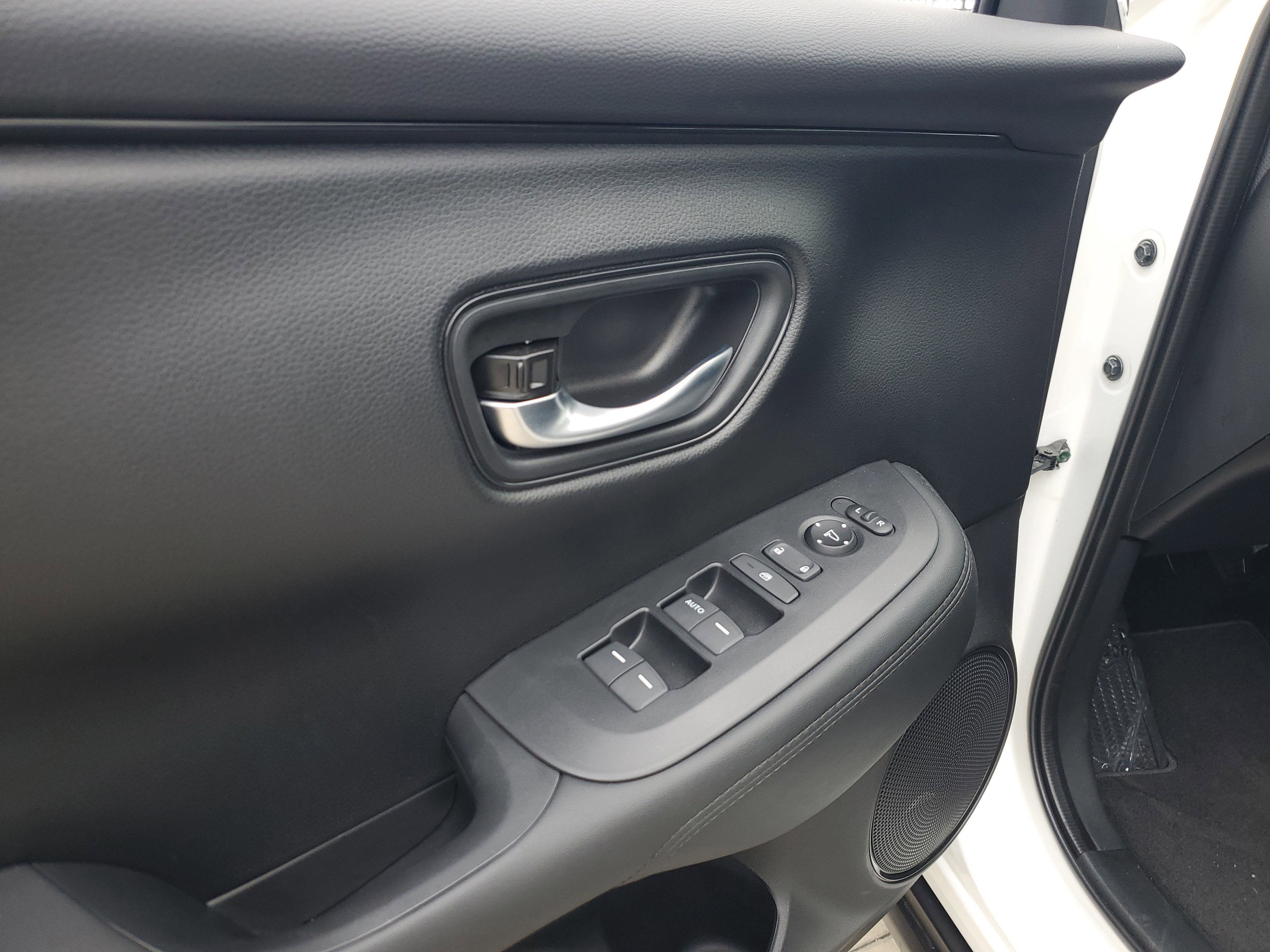 2026 Honda HR-V LX photo 16