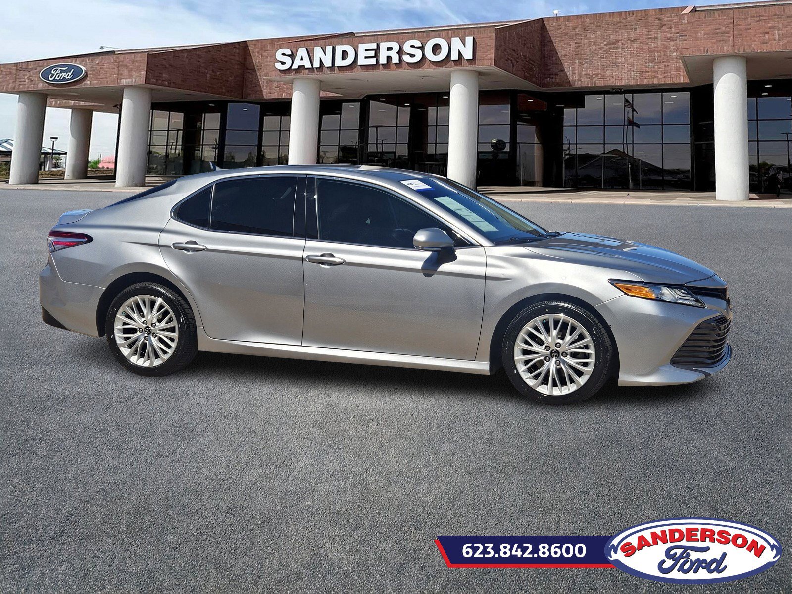 2019 Toyota Camry XLE photo 2