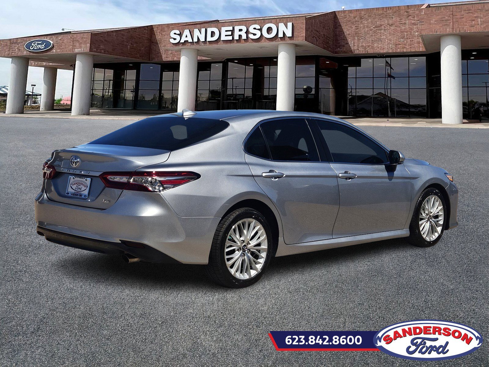 2019 Toyota Camry XLE photo 3