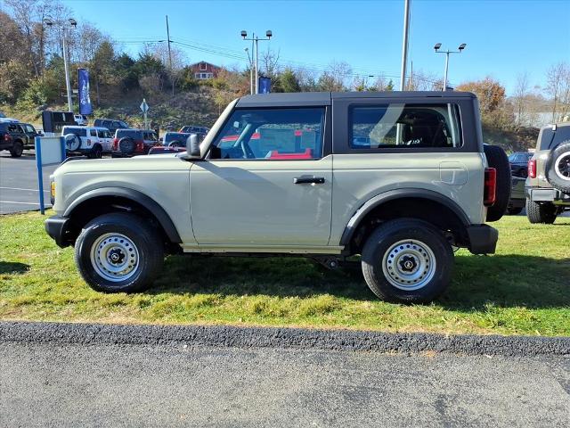 2025 Ford Bronco Base photo 2