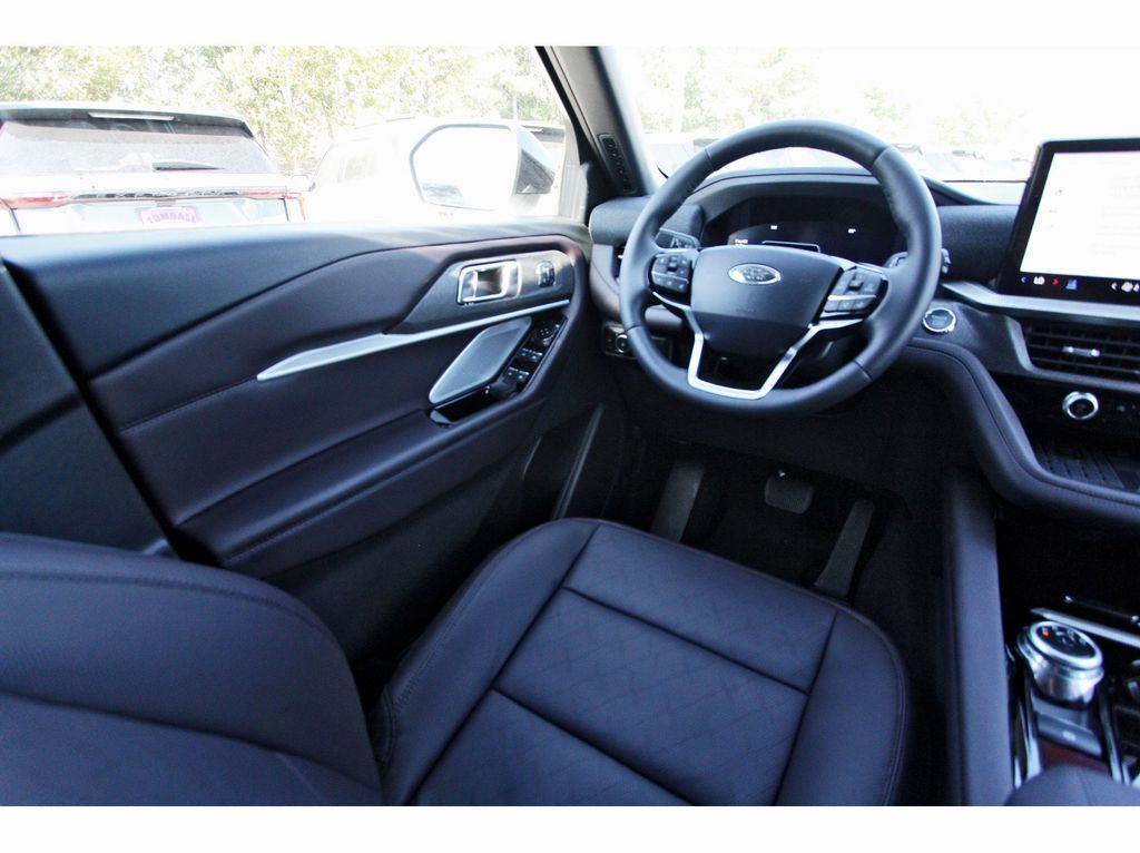 2025 Ford Explorer Platinum photo 3