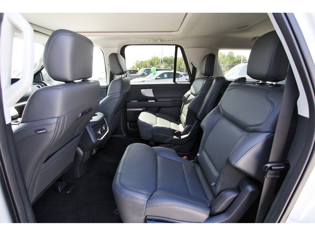 2025 Ford Expedition MAX photo 3