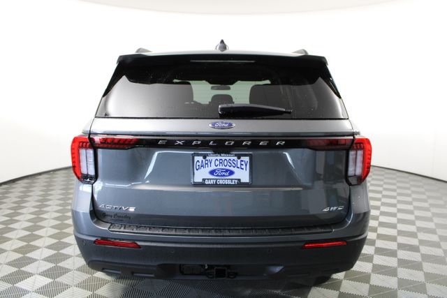 2025 Ford Explorer photo 2