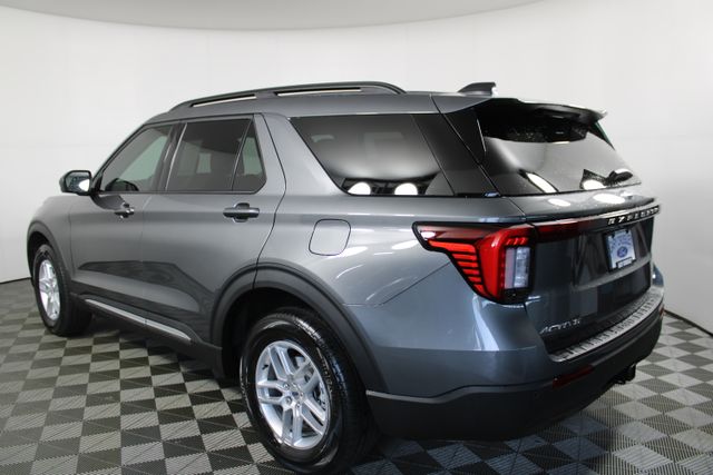 2025 Ford Explorer photo 3