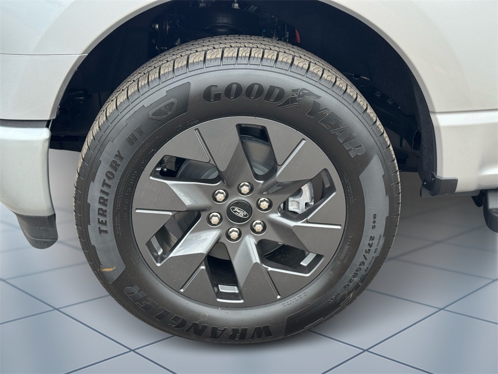 2025 Ford F-150 Lightning photo 2