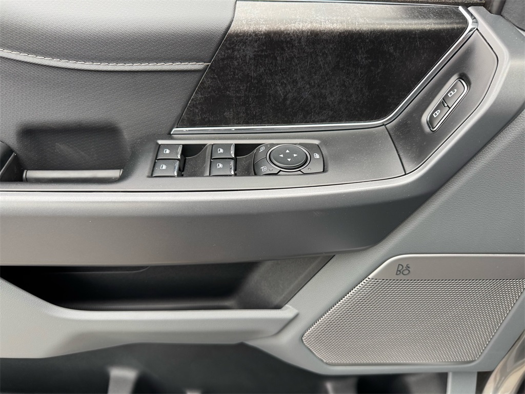 2025 Ford F-150 Lightning photo 4