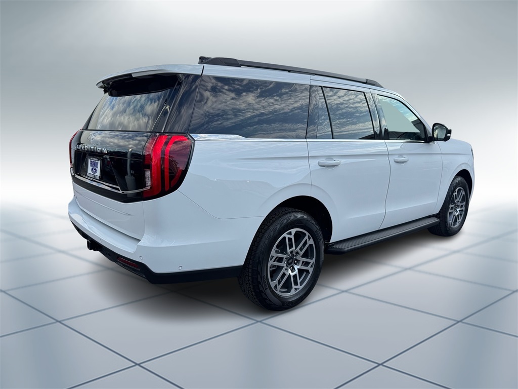 2025 Ford Expedition photo 3