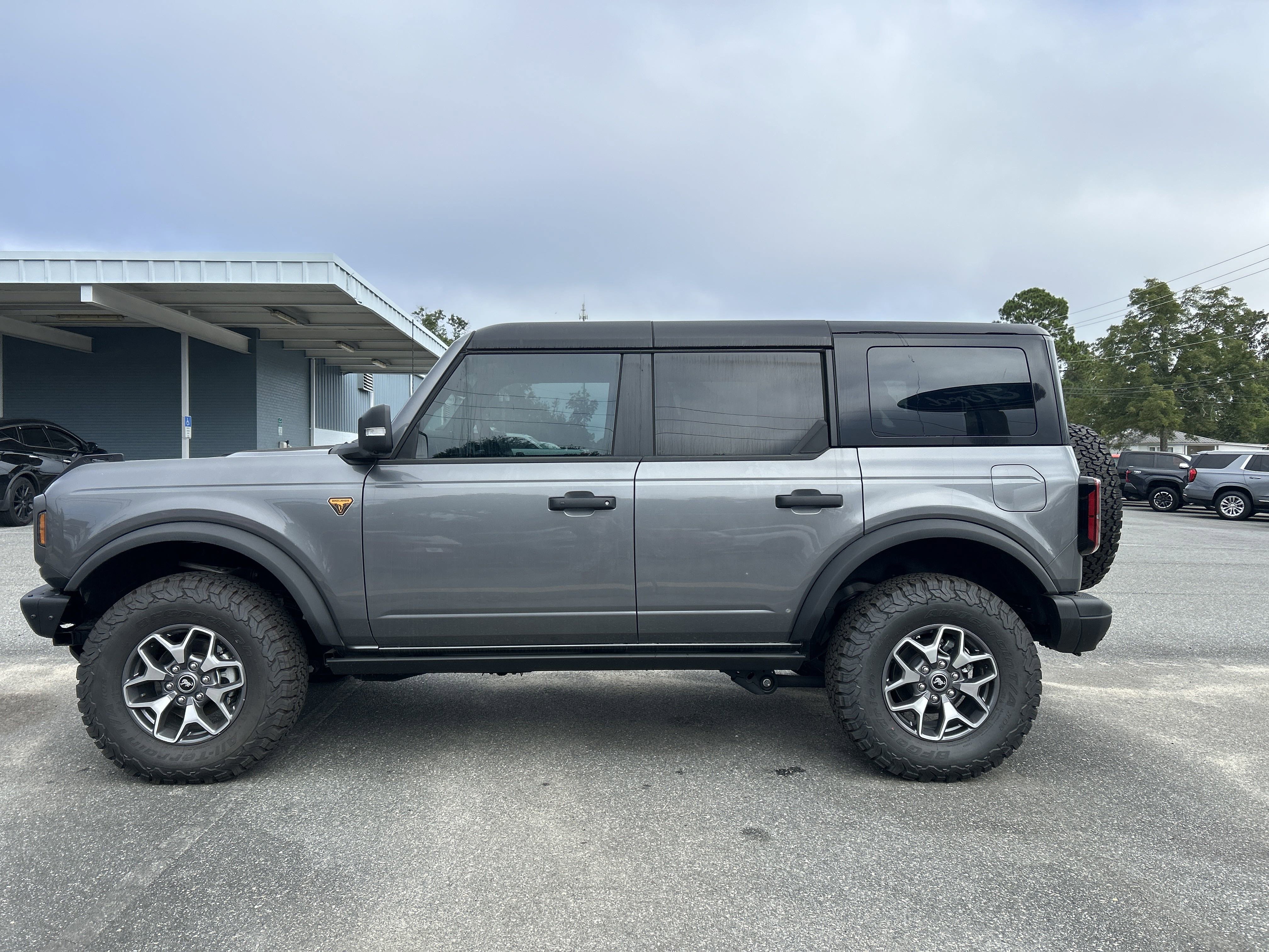 2024 Ford Bronco Badlands photo 3
