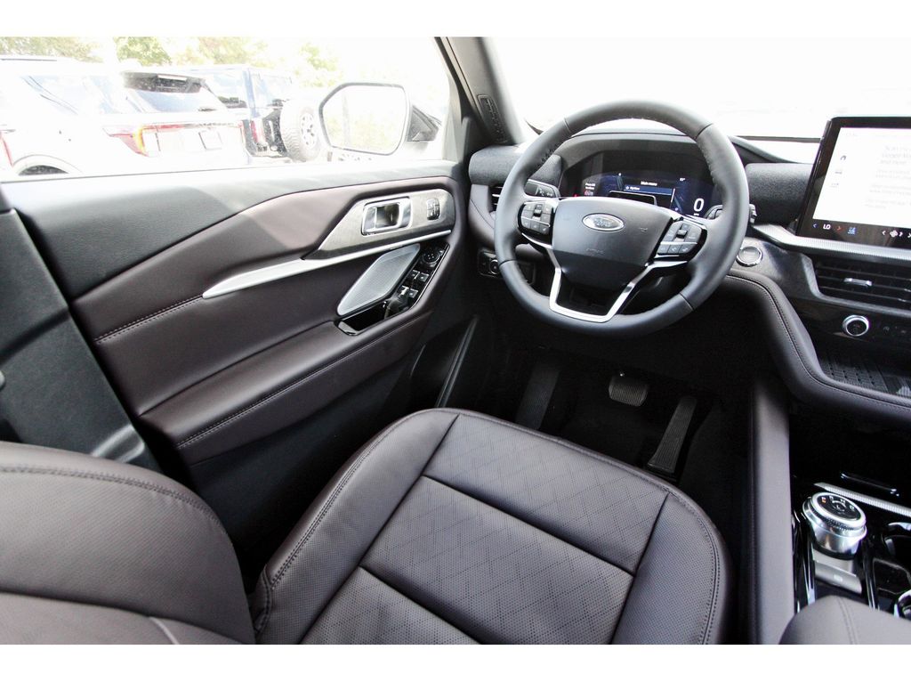2025 Ford Explorer Platinum photo 3