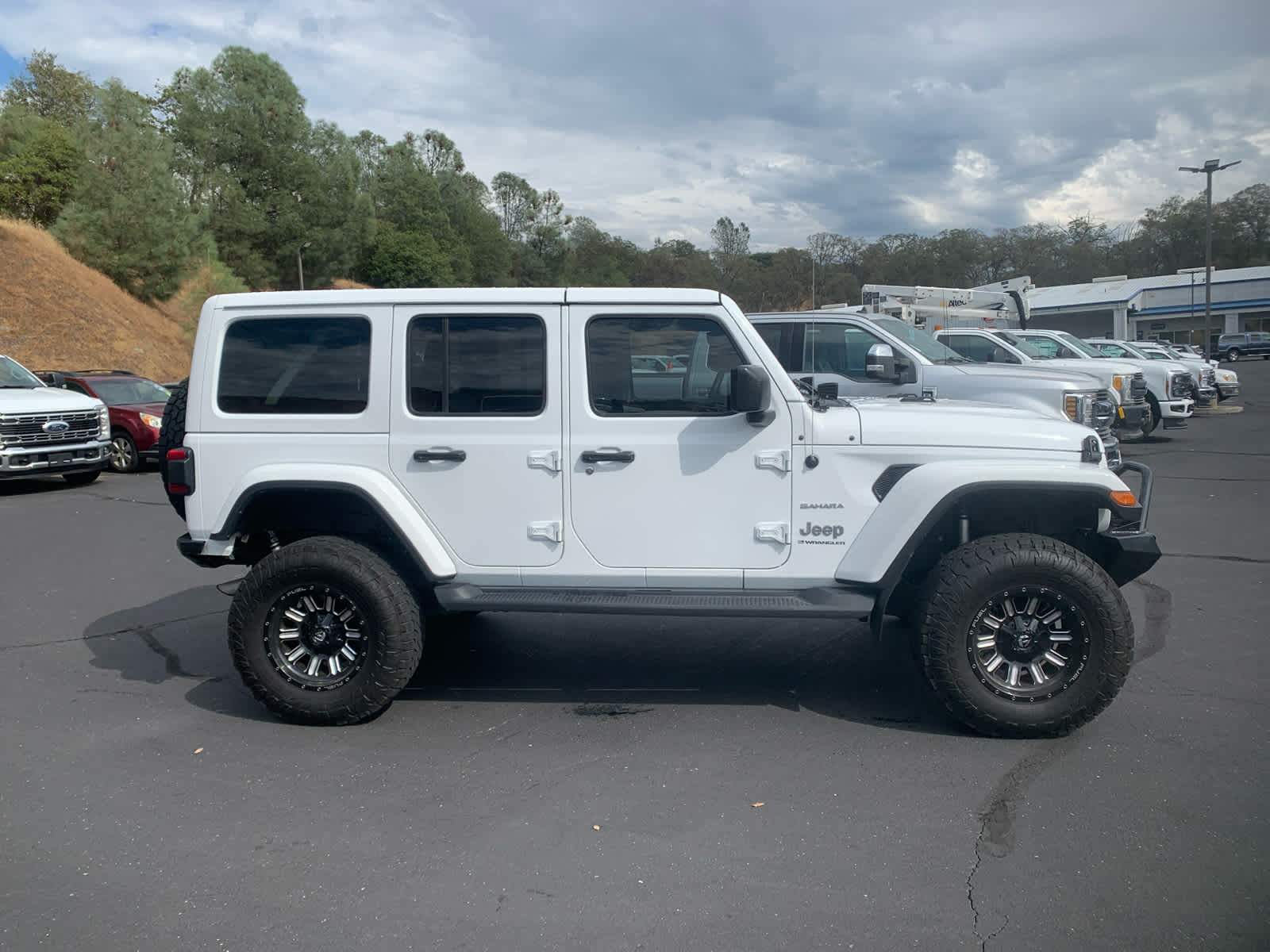 2023 Jeep Wrangler Sahara photo 4